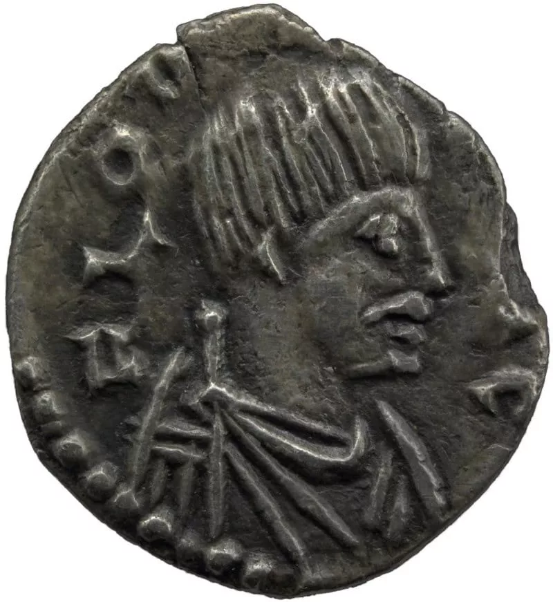 This half siliqua portrays, on the obverse, the image of the king himself, bare headed without any regalia, but a hairstyle and moustaches, an overall look that is considered “barbaric”. Source: Wikipedia
